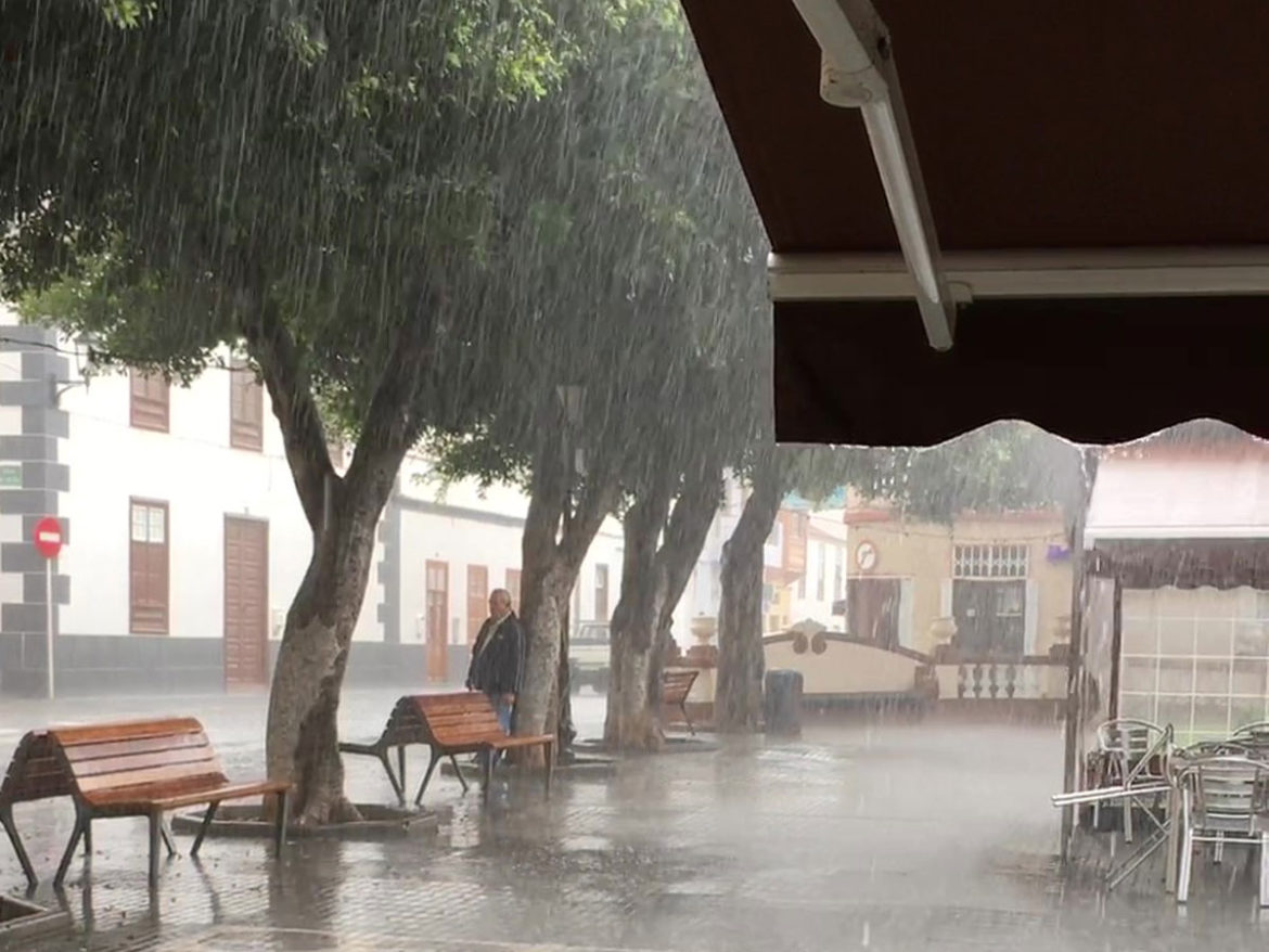 kräftiger Regen auf einem Dorfplatz auf Teneriffa