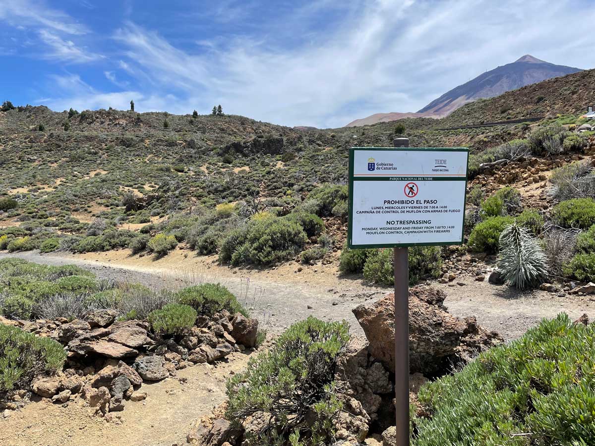 Schild zeigt Sperrung der Wanderwege am Teide auf Teneriffa