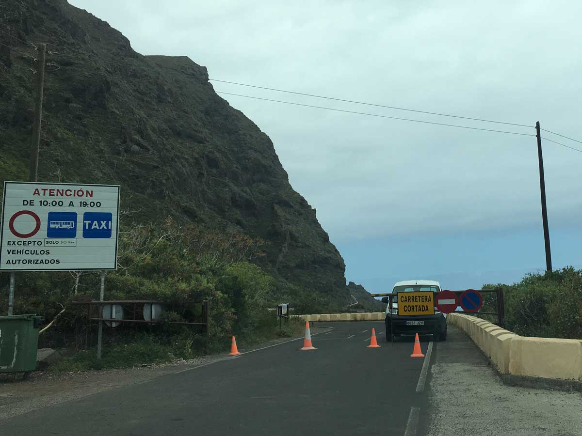Verkehrsschild mit Informationen über die Zufahrt zum Punta de Teno.
